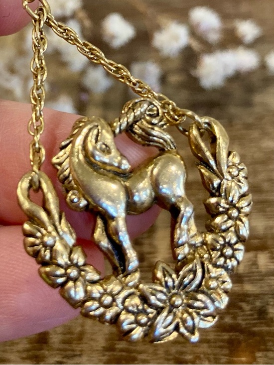 1992 Avon Mystical Unicorn Dangle Earrings Gold Tone Posts Floral Wreath - Picture 2 of 10